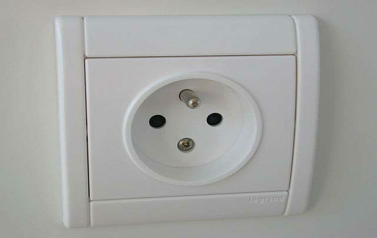 4b585b93bc 50031177 640px french power socket 02
